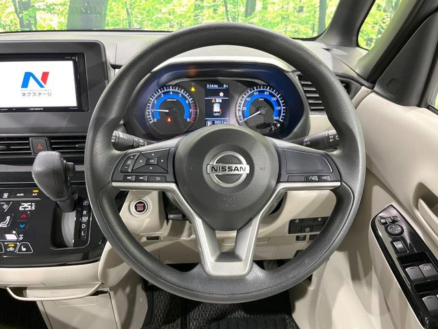 �C���e���A�ɍ��킹���f�U�C���̃X�e�A�����O�́A�^�]�������̂��Ƃ��l���A�^�]���₷���`��A�傫���ł��B�����x�A���ۂɐG���Ă��m���߂��������B