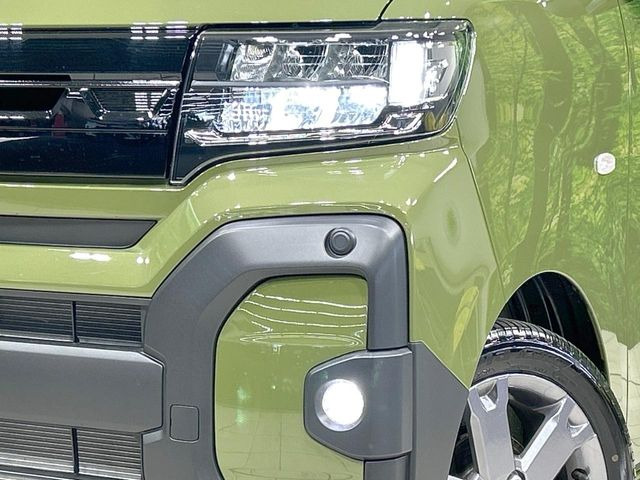 【LEDヘッドライト】悪天候や夜間走行時も良好な視界を確保し安心して運転できる高輝度LEDヘッドライトを装備!点灯速度が早く、消費電力も抑えられています。