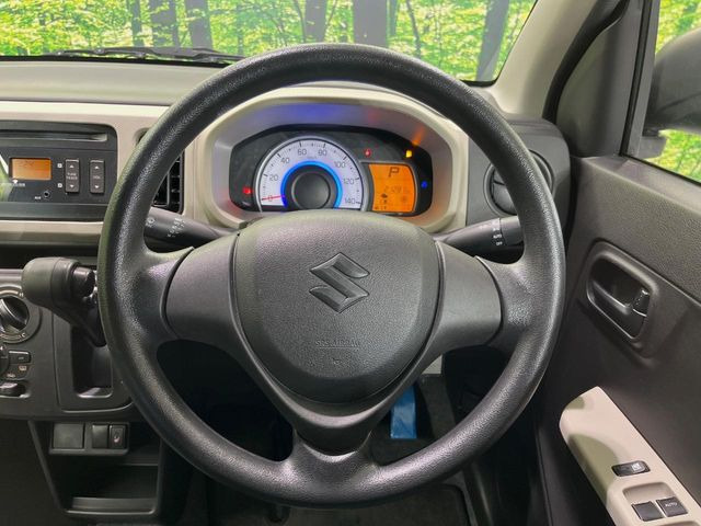 �C���e���A�ɍ��킹���f�U�C���̃X�e�A�����O�́A�^�]�������̂��Ƃ��l���A�^�]���₷���`��A�傫���ł��B�����x�A���ۂɐG���Ă��m���߂��������B