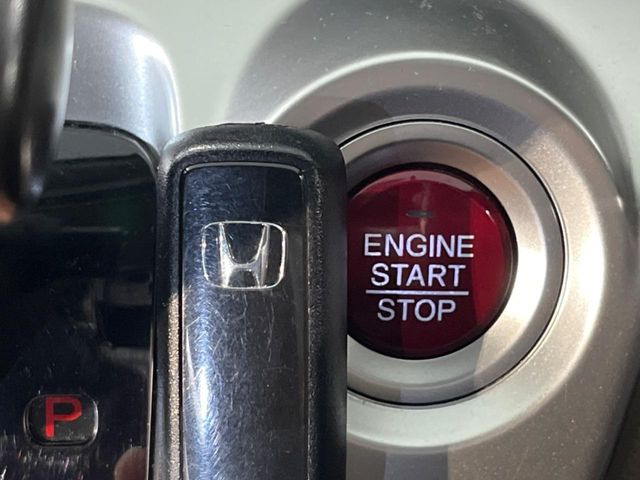 �yHonda�X�}�[�g�L�[�z�J�o����|�P�b�g�ɓ��ꂽ�܂܂ł��h�A�̎{���E�������\�ȃX�}�[�g�L�[�𑕔��B�G���W���̃I���E�I�t�����J�M�����o���K�v����������Ƃ��Ă��֗��ł���