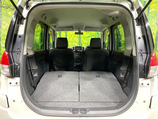 ���i�̂���������ʋ΁A���}���ɏ\���ȉ׎��X�y�[�X���m�ۂ��Ă���܂��B�Z�J���h�V�[�g��|���ƁA�傫�ȉו��̐ύڂ��\�ł���