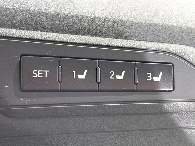 【メモリー機能付きパワーシート】ドライバーごとに設定したシート位置を記憶して、ボタン一つで切り替えできる便利な機能!運転する方が複数名いらっしゃるご家庭におすすめです♪