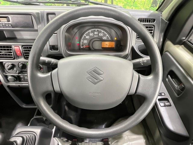 �C���e���A�ɍ��킹���f�U�C���̃X�e�A�����O�́A�^�]�������̂��Ƃ��l���A�^�]���₷���`��A�傫���ł��B�����x�A���ۂɐG���Ă��m���߂��������B