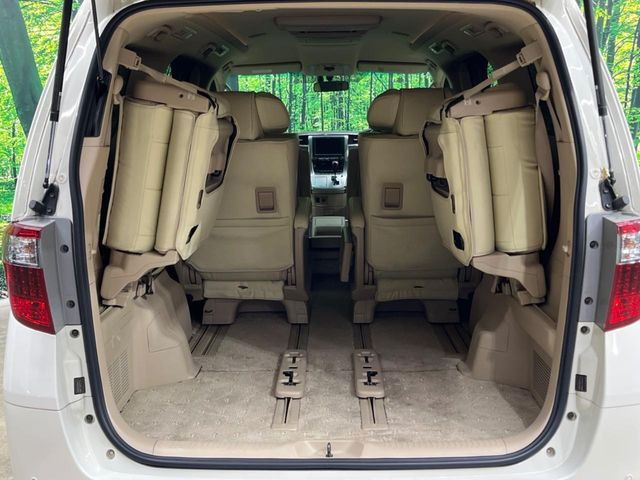 ���i�̂���������ʋ΁A���}���ɏ\���ȉ׎��X�y�[�X���m�ۂ��Ă���܂��B3��ڃV�[�g���グ��ƁA�傫�ȉו��̐ύڂ��\�ł���