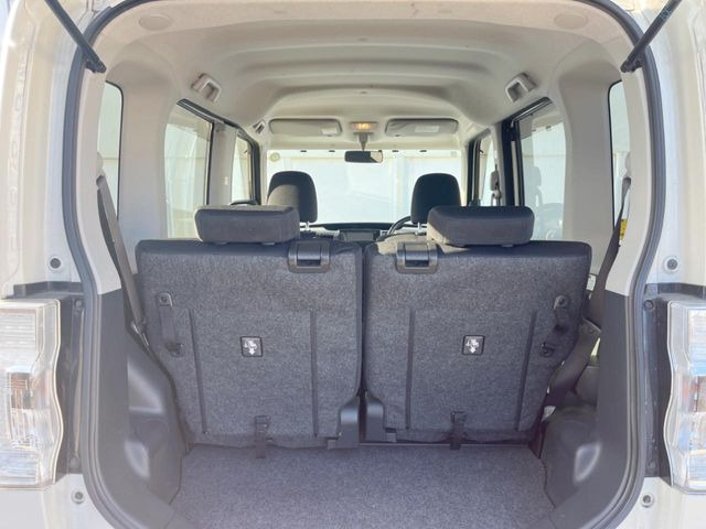 ���i�̂���������ʋ΁A���}���ɏ\���ȉ׎��X�y�[�X���m�ۂ��Ă���܂��B�Z�J���h�V�[�g��|���ƁA�傫�ȉו��̐ύڂ��\�ł���