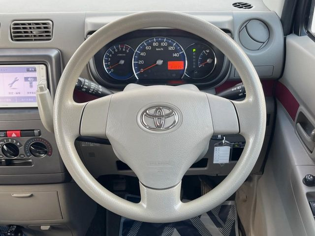 �C���e���A�ɍ��킹���f�U�C���̃X�e�A�����O�́A�^�]�������̂��Ƃ��l���A�^�]���₷���`��A�傫���ł��B�����x�A���ۂɐG���Ă��m���߂��������B