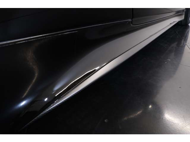 ����ɃJ�[�{���t�@�C�o�[�G�N�X�e���A�X�|�[�c�p�b�P�[�W�ɂ��A�t�����g�X�|�C���[�⃊�A�f�B�t���[�U�[�A�T�C�h�V���܂Ōy�ʂ��@�\�I�Ɏd�グ���A���s���\�ƃf�U�C�����̗������}���Ă��܂��B