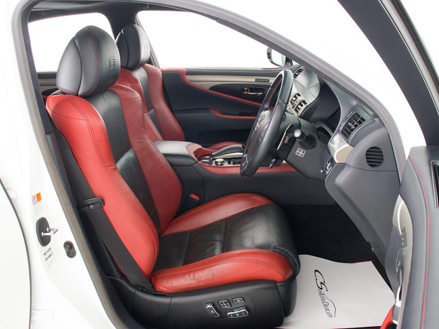 10���N�L�O���f��F�X�|�[�cX Line!��p�̃u���b�N�ƃX�J�[���b�g�̃R���g���X�g�ŃX�|�[�e�B�ɉ��o!