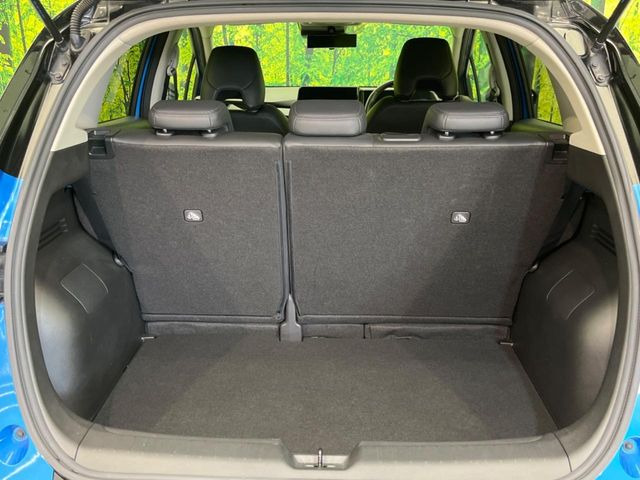 ���i�̂���������ʋ΁A���}���ɏ\���ȉ׎��X�y�[�X���m�ۂ��Ă���܂��B�Z�J���h�V�[�g��|���ƁA�傫�ȉו��̐ύڂ��\�ł���