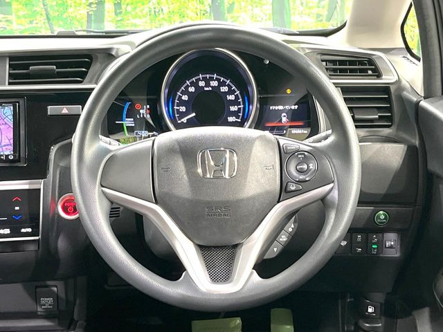 �C���e���A�ɍ��킹���f�U�C���̃X�e�A�����O�́A�^�]�������̂��Ƃ��l���A�^�]���₷���`��A�傫���ł��B�����x�A���ۂɐG���Ă��m���߂��������B