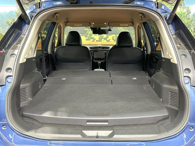 ���i�̂���������ʋ΁A���}���ɏ\���ȉ׎��X�y�[�X���m�ۂ��Ă���܂��B�Z�J���h�V�[�g��|���ƁA�傫�ȉו��̐ύڂ��\�ł���