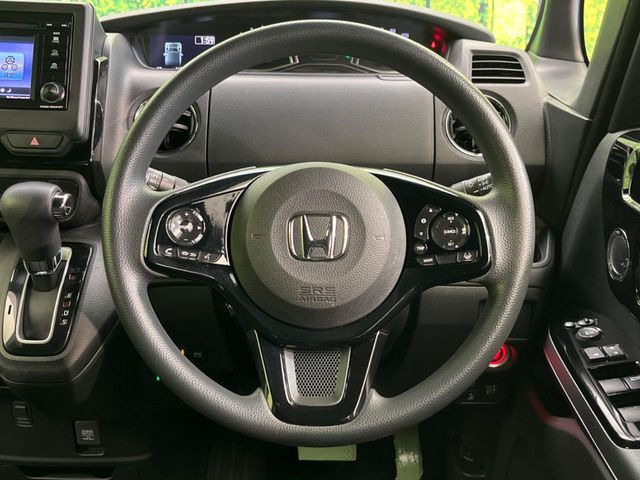 �C���e���A�ɍ��킹���f�U�C���̃X�e�A�����O�́A�^�]�������̂��Ƃ��l���A�^�]���₷���`��A�傫���ł��B�����x�A���ۂɐG���Ă��m���߂��������B