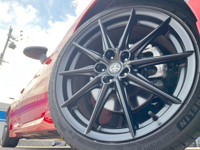 �y18�C���`�A���~�z�C�[���z�O�ςɃ}�b�`�����A���~�z�C�[���𑕒����Ă���܂��B�e��A���~�z�C�[����A�X�^�b�h���X�^�C�����戵�����Ă���܂��B���񂲑��k����������