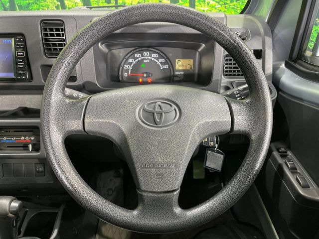 �C���e���A�ɍ��킹���f�U�C���̃X�e�A�����O�́A�^�]�������̂��Ƃ��l���A�^�]���₷���`��A�傫���ł��B�����x�A���ۂɐG���Ă��m���߂��������B