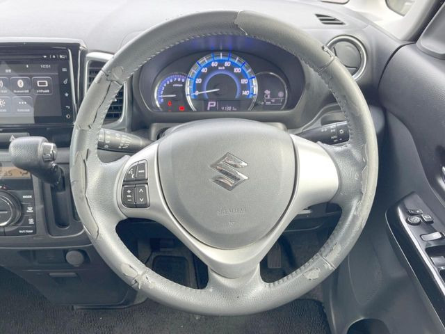 �C���e���A�ɍ��킹���f�U�C���̃X�e�A�����O�́A�^�]�������̂��Ƃ��l���A�^�]���₷���`��A�傫���ł��B�����x�A���ۂɐG���Ă��m���߂��������B