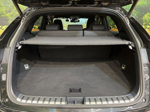 ���i�̂���������ʋ΁A���}���ɏ\���ȉ׎��X�y�[�X���m�ۂ��Ă���܂��B�Z�J���h�V�[�g��|���ƁA�傫�ȉו��̐ύڂ��\�ł���