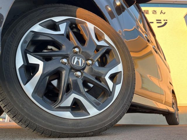 �y����15�C���`�A���~�z�C�[���z�O�ςɃ}�b�`���������A���~�z�C�[���𑕒����Ă���܂��B�e��ЊO�A���~�z�C�[����A�X�^�b�h���X�^�C�����戵�����Ă���܂��B���񂲑��k����������