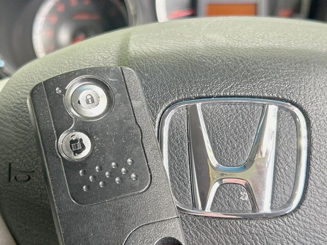 �yHonda�X�}�[�g�L�[�z�J�o����|�P�b�g�ɓ��ꂽ�܂܂ł��h�A�̎{���E�������\�ȃX�}�[�g�L�[�𑕔��B�G���W���̃I���E�I�t�����J�M�����o���K�v����������Ƃ��Ă��֗��ł���