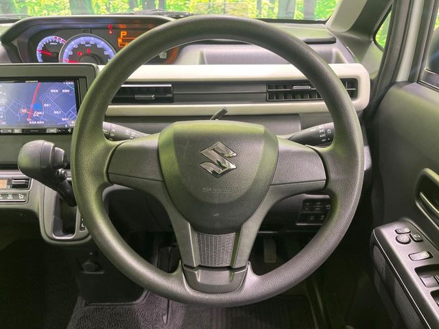 �C���e���A�ɍ��킹���f�U�C���̃X�e�A�����O�́A�^�]�������̂��Ƃ��l���A�^�]���₷���`��A�傫���ł��B�����x�A���ۂɐG���Ă��m���߂��������B