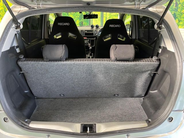 ���i�̂���������ʋ΁A���}���ɏ\���ȉ׎��X�y�[�X���m�ۂ��Ă���܂��B�Z�J���h�V�[�g��|���ƁA�傫�ȉו��̐ύڂ��\�ł���