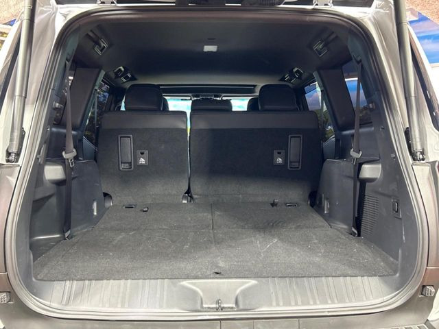 ���i�̂���������ʋ΁A���}���ɏ\���ȉ׎��X�y�[�X���m�ۂ��Ă���܂��B�Z�J���h�V�[�g��|���ƁA�傫�ȉו��̐ύڂ��\�ł���