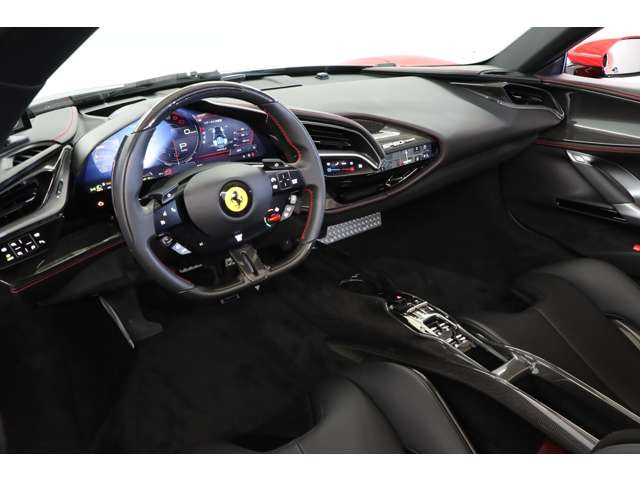 �h���C�o�[�𒆐S�ɐ݌v���ꂽ�C���e���A�́A�㎿�ȑf�ނƐ�i�Z�p���������Z���B�G��邽�тɓ��ʊ��������ł���A�������ꂽ��Ԃ�n��グ�Ă��܂��B