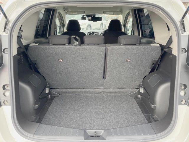 ���i�̂���������ʋ΁A���}���ɏ\���ȉ׎��X�y�[�X���m�ۂ��Ă���܂��B�Z�J���h�V�[�g��|���ƁA�傫�ȉו��̐ύڂ��\�ł���