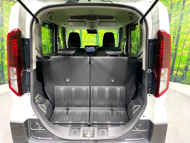 ���i�̂���������ʋ΁A���}���ɏ\���ȉ׎��X�y�[�X���m�ۂ��Ă���܂��B�Z�J���h�V�[�g��|���ƁA�傫�ȉו��̐ύڂ��\�ł���