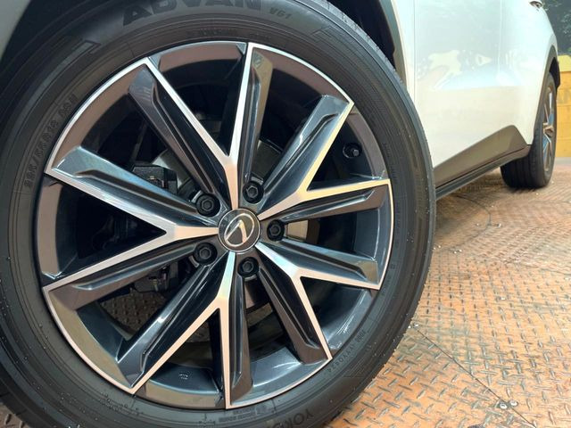 �y�����A���~�z�C�[���z�O�ςɃ}�b�`���������A���~�z�C�[���𑕒����Ă���܂��B�e��ЊO�A���~�z�C�[����A�X�^�b�h���X�^�C�����戵�����Ă���܂��B���񂲑��k����������