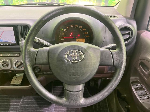 �C���e���A�ɍ��킹���f�U�C���̃X�e�A�����O�́A�^�]�������̂��Ƃ��l���A�^�]���₷���`��A�傫���ł��B�����x�A���ۂɐG���Ă��m���߂��������B