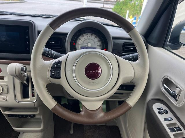 �C���e���A�ɍ��킹���f�U�C���̃X�e�A�����O�́A�^�]�������̂��Ƃ��l���A�^�]���₷���`��A�傫���ł��B�����x�A���ۂɐG���Ă��m���߂��������B