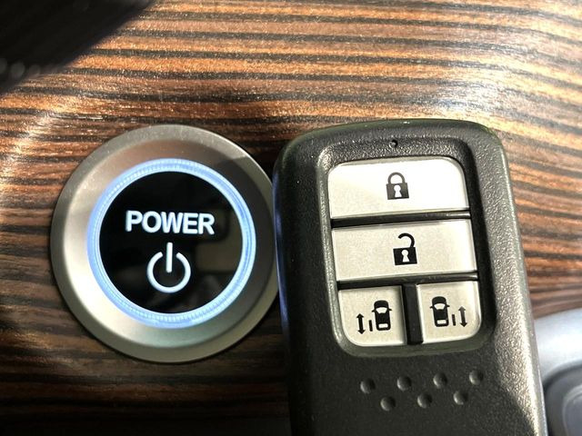 �yHonda�X�}�[�g�L�[�z�J�o����|�P�b�g�ɓ��ꂽ�܂܂ł��h�A�̎{���E�������\�ȃX�}�[�g�L�[�𑕔��B�G���W���̃I���E�I�t�����J�M�����o���K�v����������Ƃ��Ă��֗��ł���