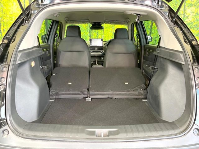 ラゲッジルームは、大容量のスペースを確保。普段のお買い物からレジャーまで、幅広く活躍してくれます!また、リアシートを倒すことでバリエーション豊かにお使いいただけます。