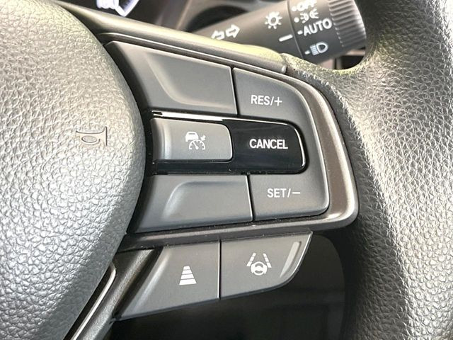 【アダプティブクルーズコントロール】高速道路での長距離走行が楽に!!自動で速度を保つクルーズコントロールが、衝突軽減システムと連携し、前方の車両を感知して車間を保つように速度調節してくれます!!