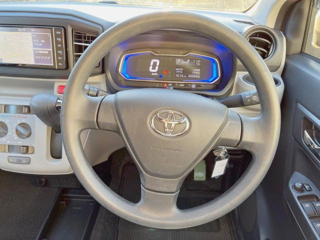 �C���e���A�ɍ��킹���f�U�C���̃X�e�A�����O�́A�^�]�������̂��Ƃ��l���A�^�]���₷���`��A�傫���ł��B�����x�A���ۂɐG���Ă��m���߂��������B