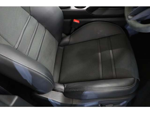 ���������ӂ�郌�U�[�d�l�B���@�\�V�[�g�Ƒ��쐫�ɗD�ꂽ�R�b�N�s�b�g�ŁA�^�]�̊y�������ő剻���܂��B