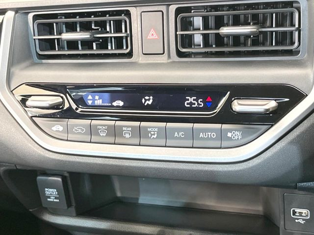 【オートエアコン】一度お好みの温度に設定すれば、車内の温度を検知し風量や温度を自動で調整。暑い&hellip;寒い&hellip;と何度もスイッチ操作をする必要はありません。快適な車内空間には必須の機能ですね♪