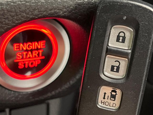 �yHonda�X�}�[�g�L�[�z�J�o����|�P�b�g�ɓ��ꂽ�܂܂ł��h�A�̎{���E�������\�ȃX�}�[�g�L�[�𑕔��B�G���W���̃I���E�I�t�����J�M�����o���K�v����������Ƃ��Ă��֗��ł���