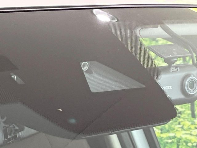 �yi-ACTIVESENSE�z���s���ɑO���̎ԗ�����F�����A�Փ˂������Ȏ��͌x��ƃu���[�L�ŏՓˉ���Ɣ�Q�y�����A�V�X�g�B�����S�Ƀh���C�u�����y���݂��������܂��B