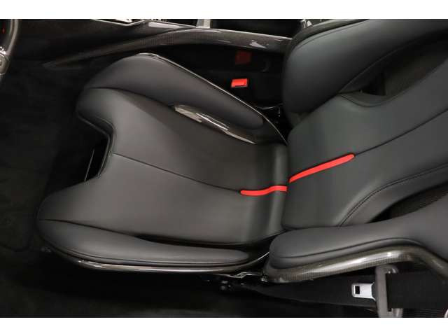 ���ׂĂ��h���C�o�[���S�ɐ݌v���ꂽ�^�]�ȁB��ɐG���f�ނ�X�C�b�`�z�u�Ɏ���܂ŁA�����I�ȑ���Ə㎿�Ȗv�������������Ă��܂��B