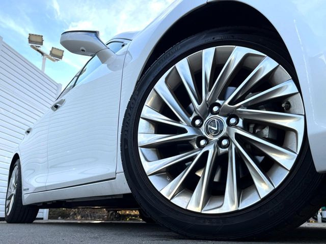 �y����18�C���`�A���~�z�C�[���z�O�ςɃ}�b�`���������A���~�z�C�[���𑕒����Ă���܂��B�e��ЊO�A���~�z�C�[����A�X�^�b�h���X�^�C�����戵�����Ă���܂��B���񂲑��k����������