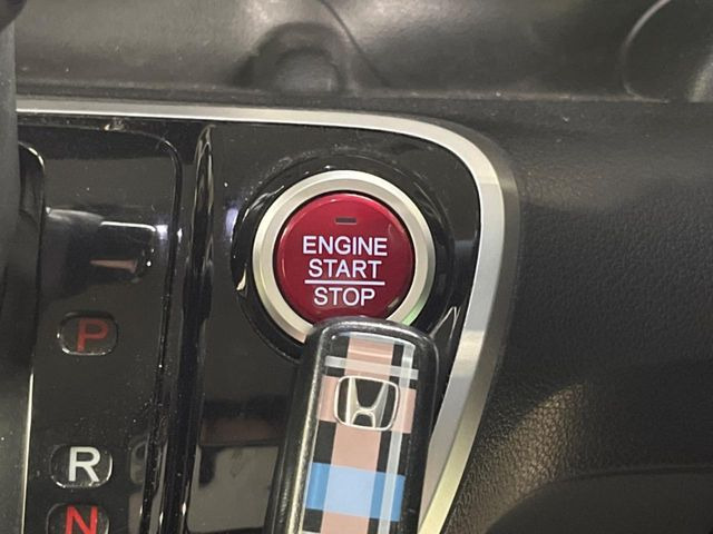 �yHonda�X�}�[�g�L�[�z�J�o����|�P�b�g�ɓ��ꂽ�܂܂ł��h�A�̎{���E�������\�ȃX�}�[�g�L�[�𑕔��B�G���W���̃I���E�I�t�����J�M�����o���K�v����������Ƃ��Ă��֗��ł���