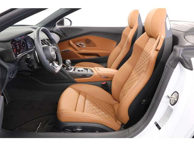 �������ƃX�|�[�e�B�ȕ��͋C������w���߂Ă��܂��B�����I�v�V�����̃A�C�X�V���o�[���^���b�N�T�C�h�u���[�h���{�f�B�S�̂̃A�N�Z���g�ƂȂ�A���̊��̂���X�^�C�����O�����o���܂��B