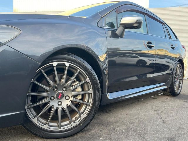 �y�O���[�h��p����18�C���`�A���~�z�C�[���z�f�U�C�����̍��������A���~�z�C�[���𑕒����Ă���܂��B�e��ЊO�A���~�z�C�[����A�X�^�b�h���X�^�C�����戵�����Ă���܂��B���񂲑��k����������