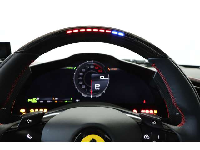 �����ړ����ŏ����ɗ}����LED�C���W�P�[�^�[��������J�[�{���X�e�A�����O�B���쐫�Ɛ�i�����������ŗZ�����A�h���C�r���O�ւ̖v���������߂܂��B