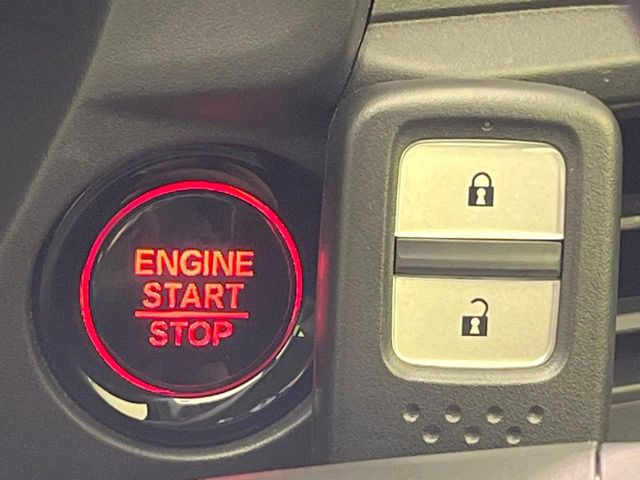 【Hondaスマートキー】カバンやポケットに入れたままでもドアの施錠・解錠が可能なスマートキーを装備。エンジンのオン・オフ時もカギを取り出す必要が無いからとっても便利です♪