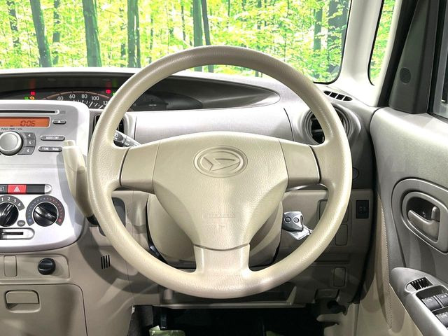 �C���e���A�ɍ��킹���f�U�C���̃X�e�A�����O�́A�^�]�������̂��Ƃ��l���A�^�]���₷���`��A�傫���ł��B�����x�A���ۂɐG���Ă��m���߂��������B