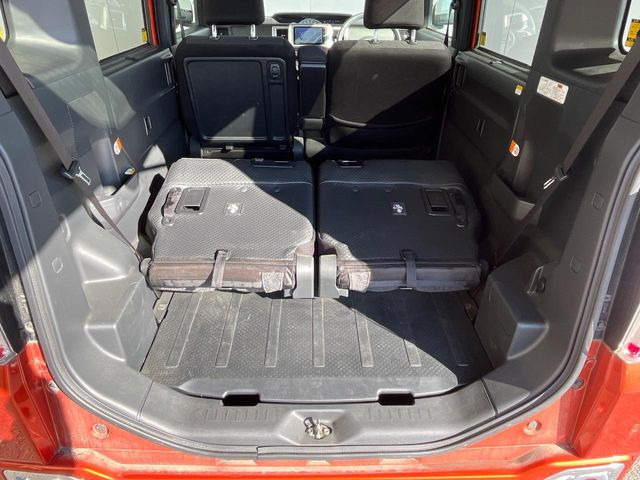 ���i�̂���������ʋ΁A���}���ɏ\���ȉ׎��X�y�[�X���m�ۂ��Ă���܂��B�Z�J���h�V�[�g��|���ƁA�傫�ȉו��̐ύڂ��\�ł���