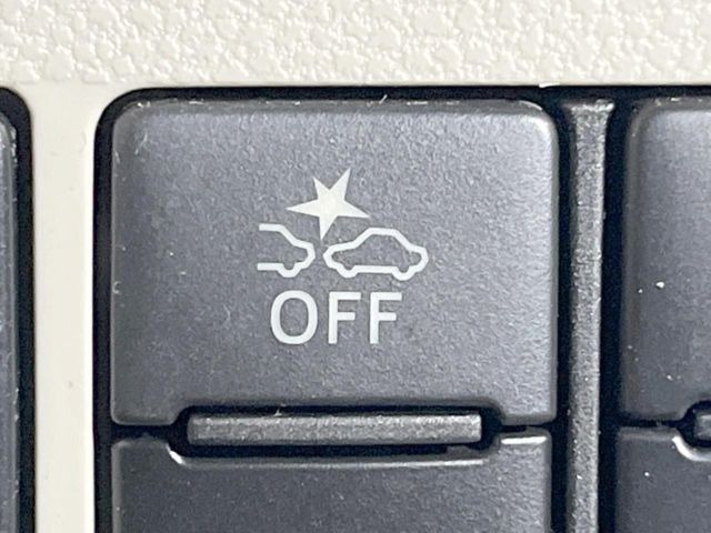 【スマートアシスト】走行中に前方の車両等を認識し、衝突しそうな時は警報とブレーキで衝突回避と被害軽減をアシスト。より安全にドライブをお楽しみいただけます。