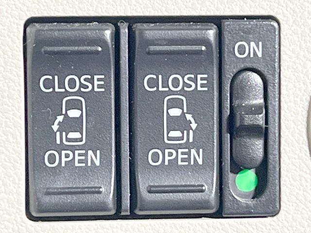 【両側パワースライドドア】スマートキーや運転席のスイッチで後席両側スライドドアの開閉が可能♪電動だから力を入れてドアを開ける必要が無く、小さなお子様でも簡単に開け閉めでき快適です♪